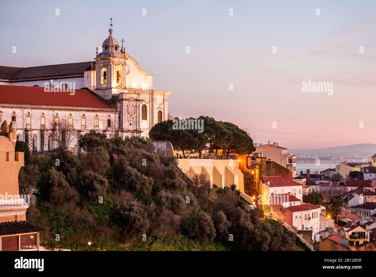 Vue depuis Miradouro da Senhora do Monte à Graca jusqu'à l'église Convento de Nossa Sehora, Alfama et Tejo Banque D'Images