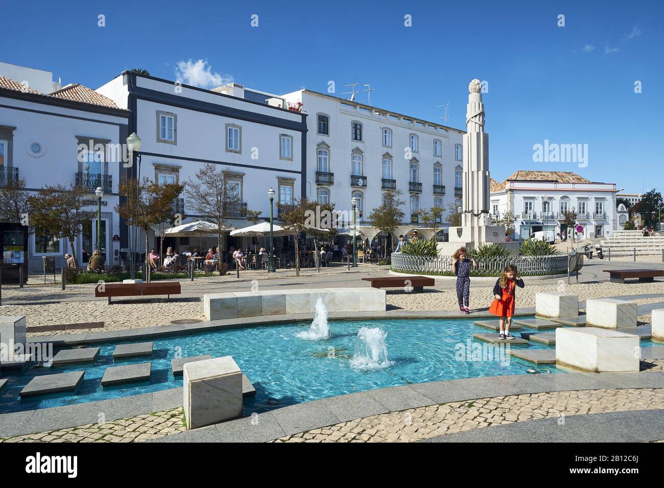 Place de la République avec de l'eau disposent à Tavira, Faro, Algarve, Portugal Banque D'Images