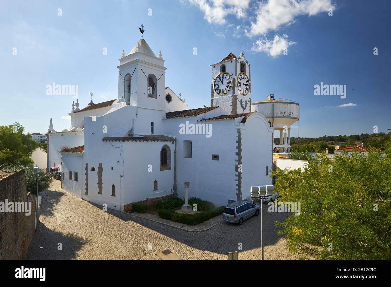 L'église Santa Maria do Castelo à Tavira, Faro, Algarve, Portugal Banque D'Images