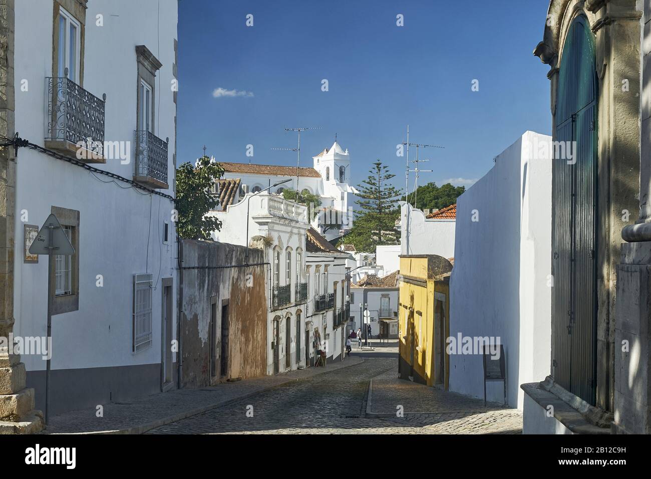 Vue de l'église de Santa Maria do Castelo à Tavira, Faro, Algarve, Portugal Banque D'Images