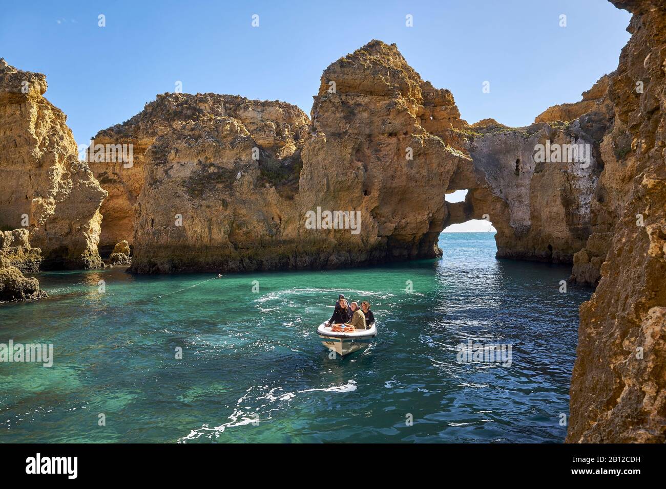 Voyage en bateau sur la côte rocheuse à la Ponta da Piedade près de Lagos, Algarve, Faro, Portugal Banque D'Images