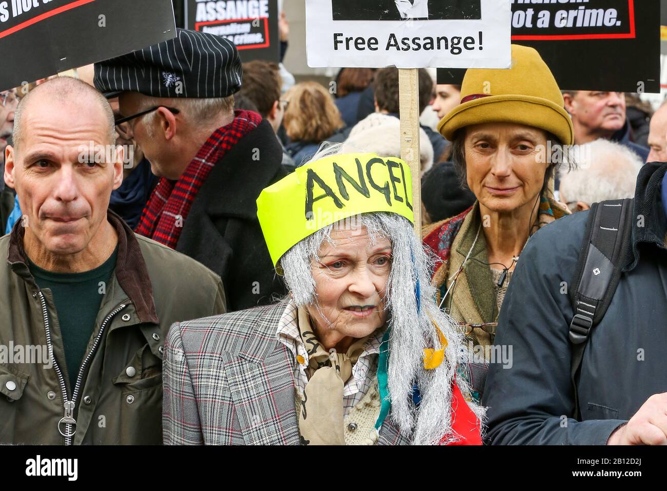 L'ancien ministre grec des Finances Yanis Varoufakis (L) et Vivienne Westwood, couturier britannique (C) portant un bandeau « ANGE », se joignent aux partisans du fondateur de Wikileaks, Julian Assange, protestant en dehors de l'Australia House dans le centre de Londres contre l'extradition d'Assange aux États-Unis où il sera accusé d'espionnage. L'audience de première instance en matière d'extradition aura lieu à la Cour d'État de Londres le lundi 24 février 2020. Banque D'Images