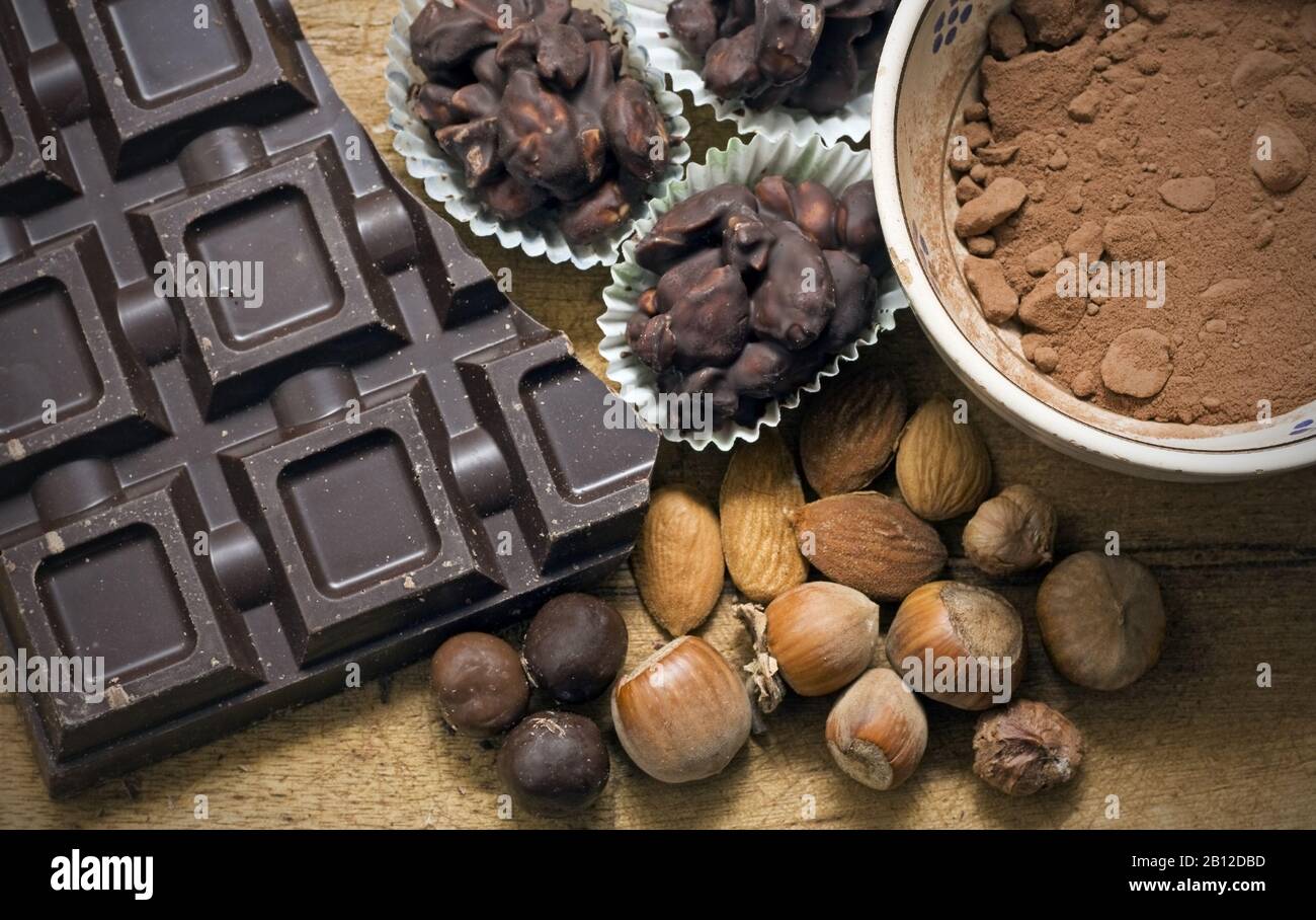 chocolat avec ingrédients - cioccolato e ingredienti Banque D'Images