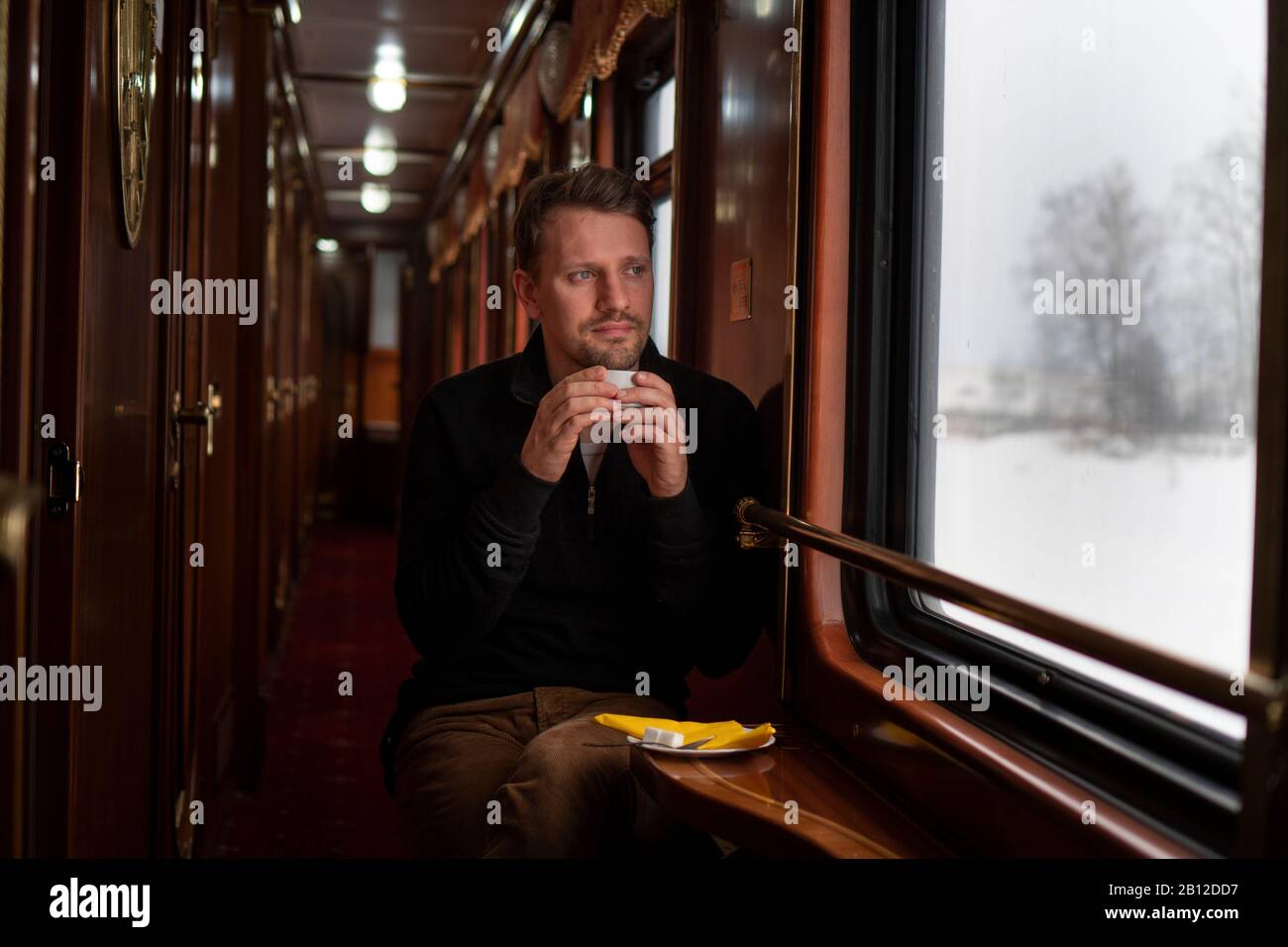 Transsibérien en hiver, l'homme assis dans le train à la fenêtre de la Russie, Banque D'Images