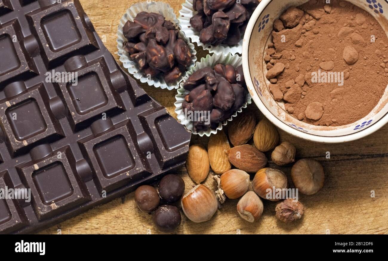 chocolat avec ingrédients - cioccolato e ingredienti Banque D'Images