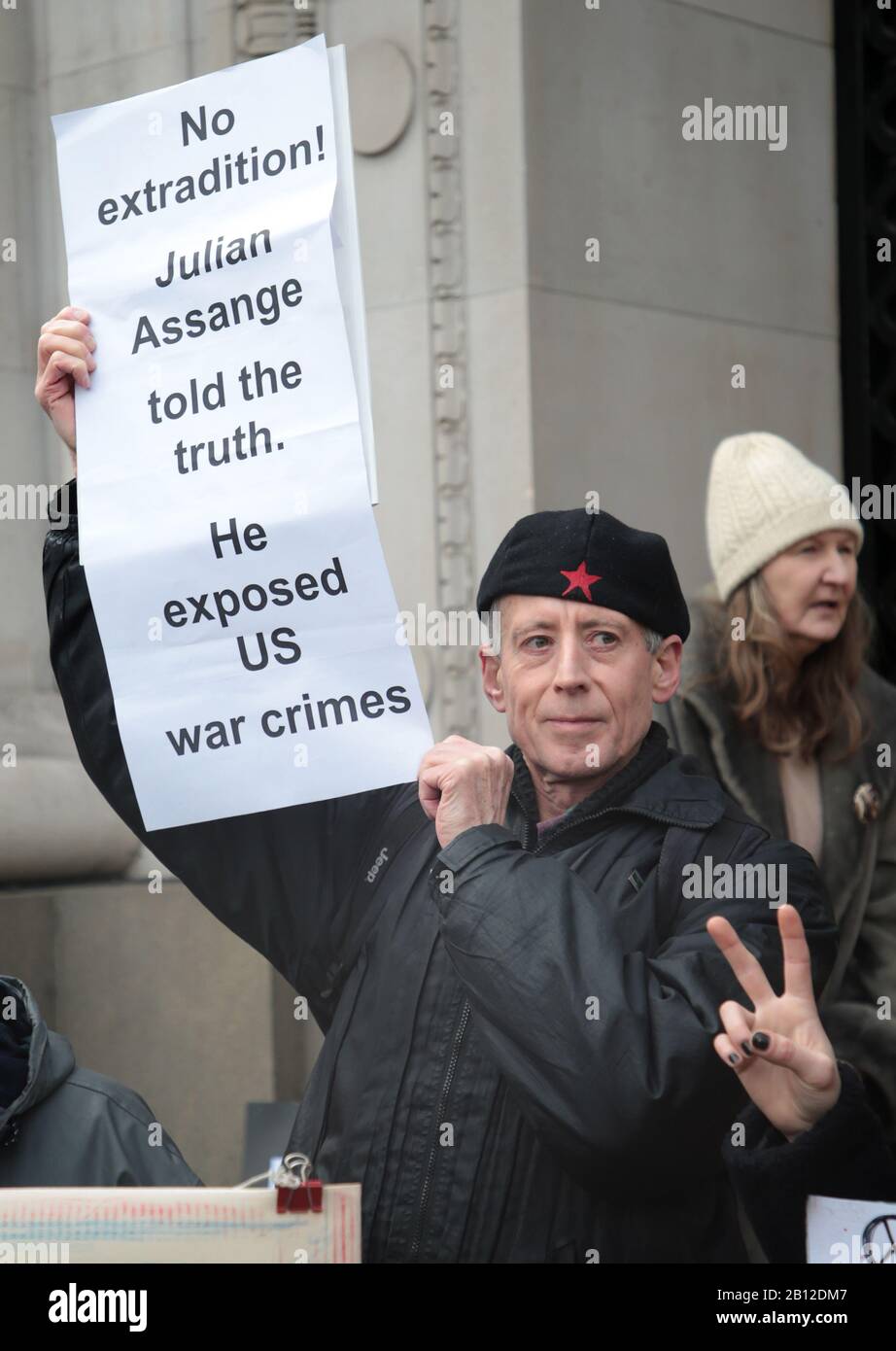 Londres, Royaume-Uni. 22 février 2020. Le militant Peter Tatchell proteste contre l'extradition de Julian Assange aux États-Unis pour avoir commis des accusations d'espionnage contre le gouvernement américain le samedi 22 février 2020 à Londres. Le procès pour extrader Julian Assange commence lundi à Londres le 24 février 2020. Photo de Hugo Philpott/UPI crédit: UPI/Alay Live News Banque D'Images