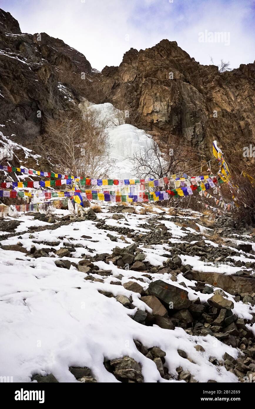 Drapeau tibétain dans la vallée de Rumbak. Parc national de Hemis. Ladakh, Inde, Himalaya Banque D'Images Drapeau tibétain dans la vallée de Rumbak. Parc national de Hemis. Ladakh, Inde, Himalaya Banque D'Images