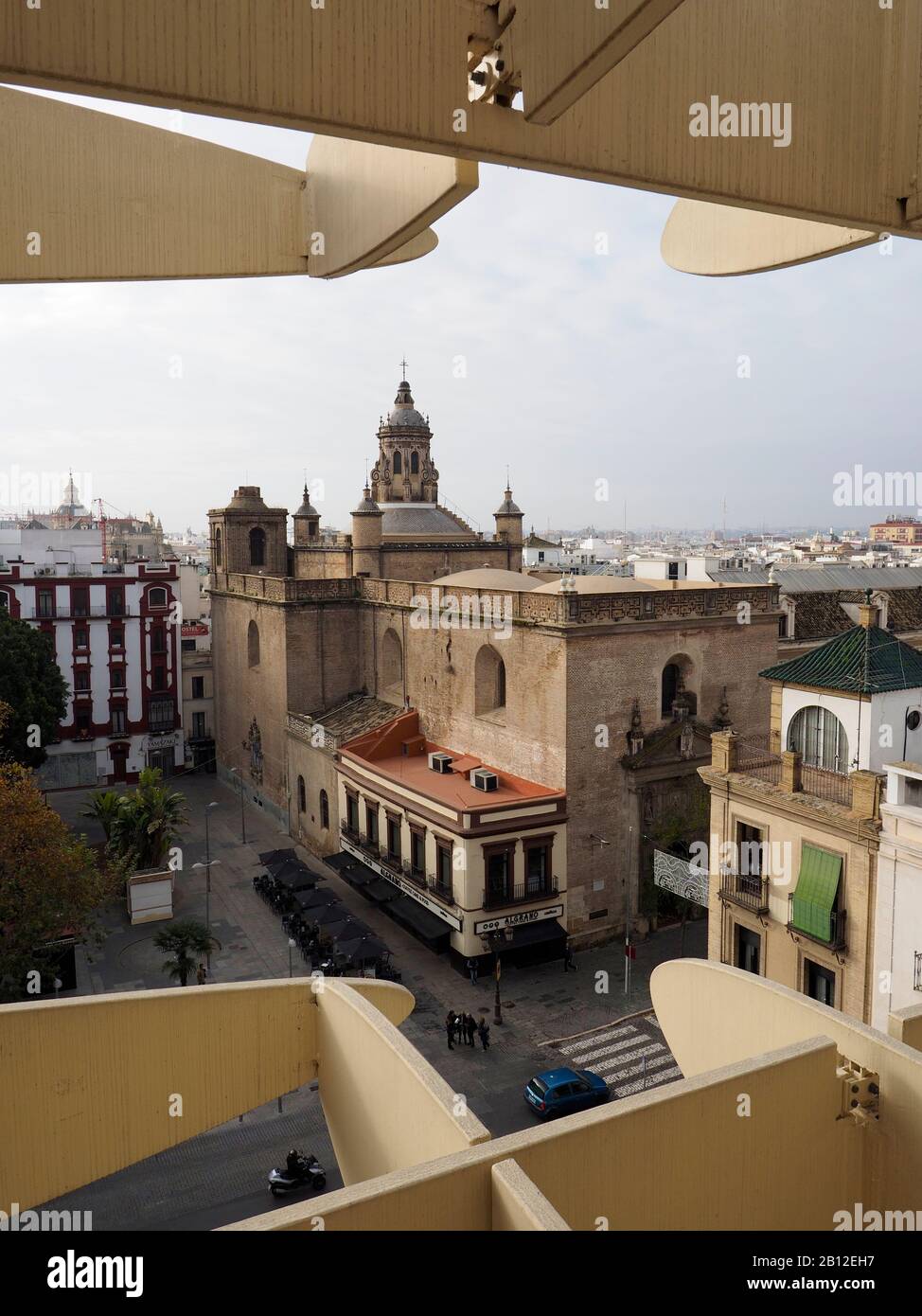 Eglise avec un café construit contre le côté, Plaza de Encarnacion, Sevilla, Espagne Banque D'Images