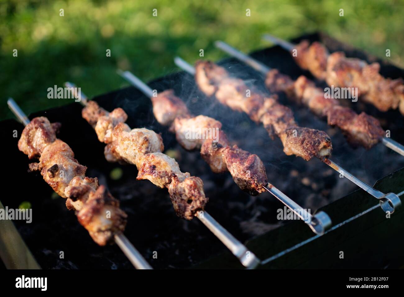 le barbecue sur les brochettes est frit sur le gril en été Banque D'Images