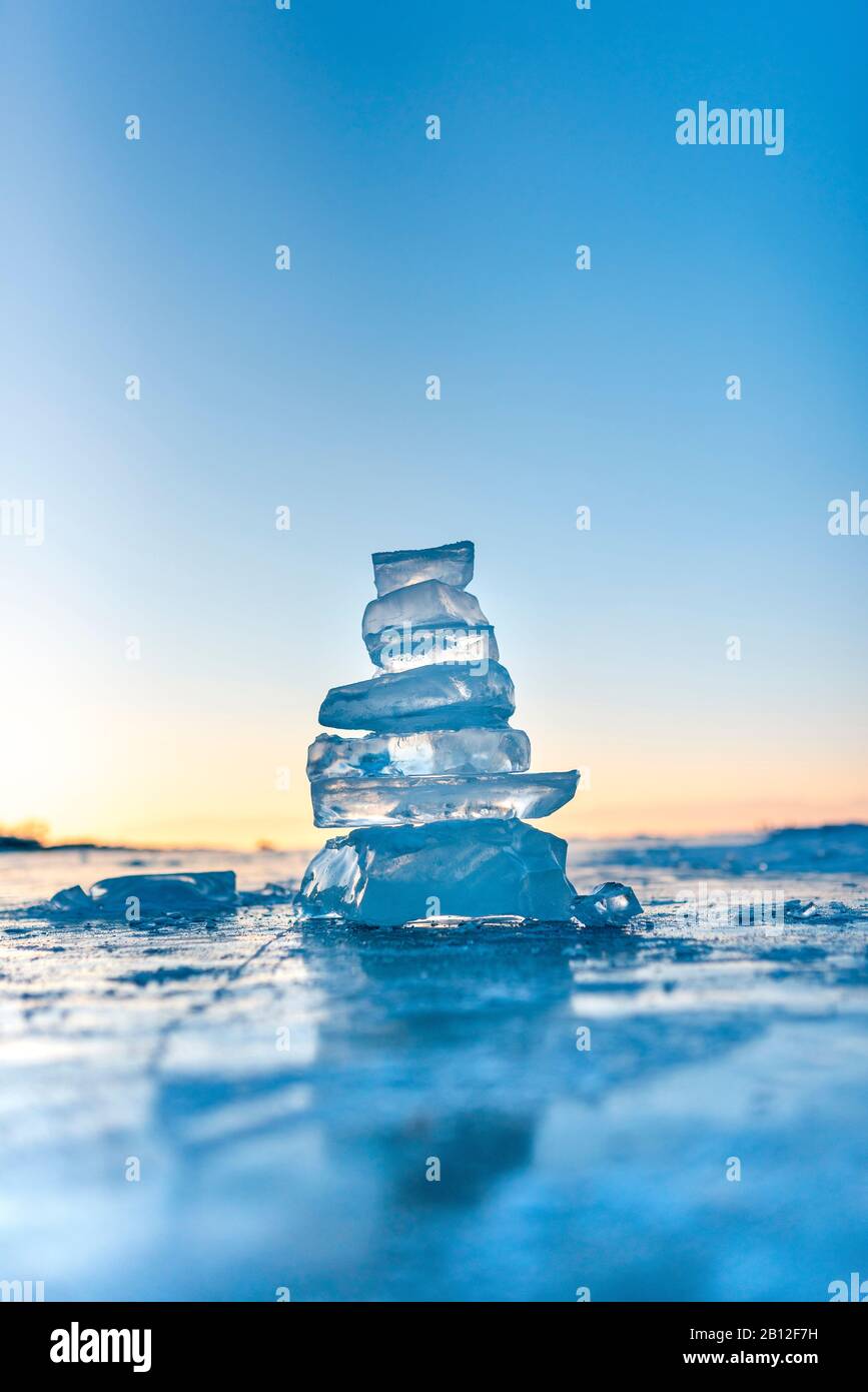 Morceaux de glace et des sculptures de glace au coucher du soleil sur le Lac Baikal, Sibérie, Russie Banque D'Images