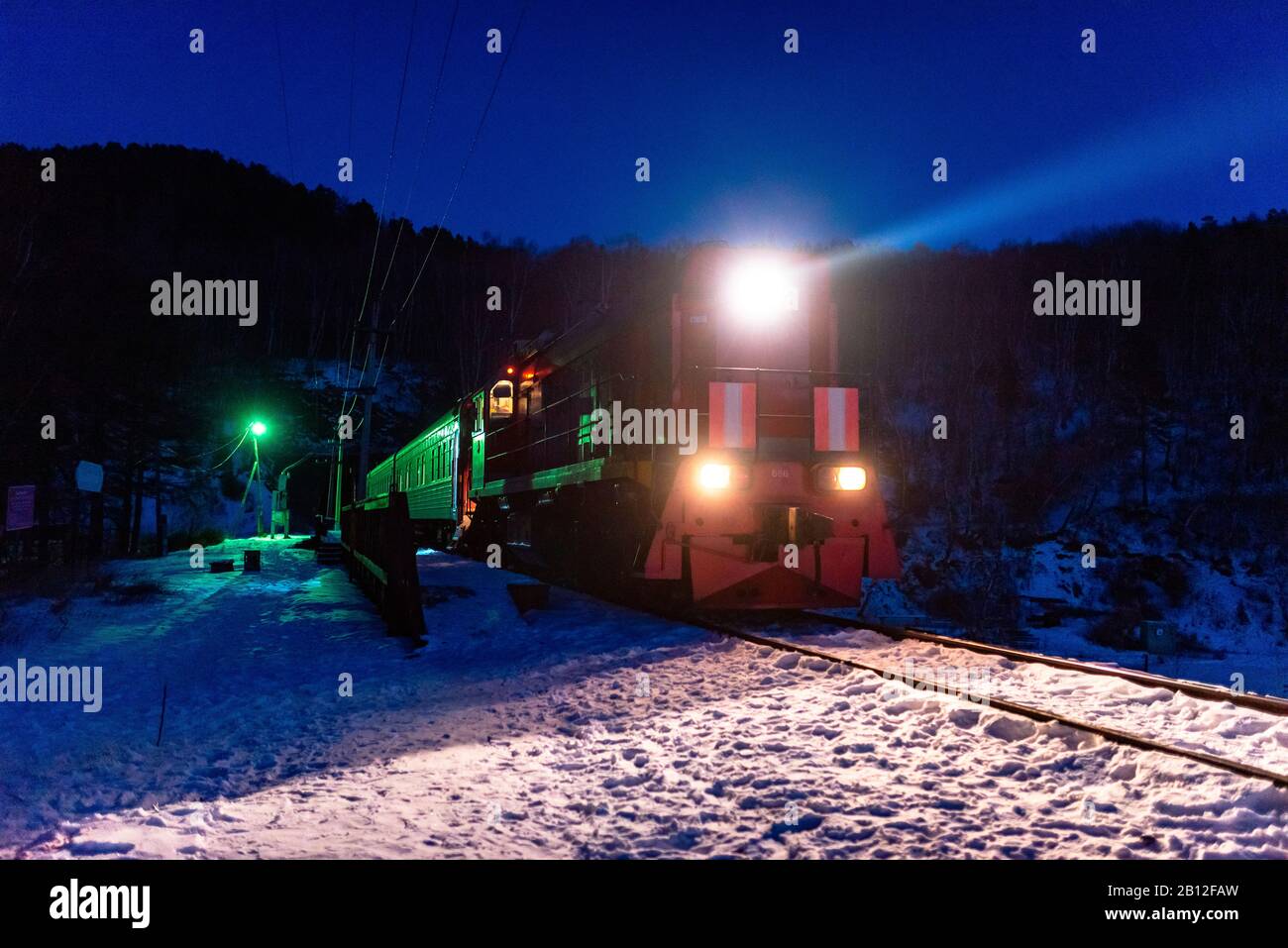 Transsibérien à l'heure bleue en hiver, le lac Baïkal, Sibérie, Russie Banque D'Images