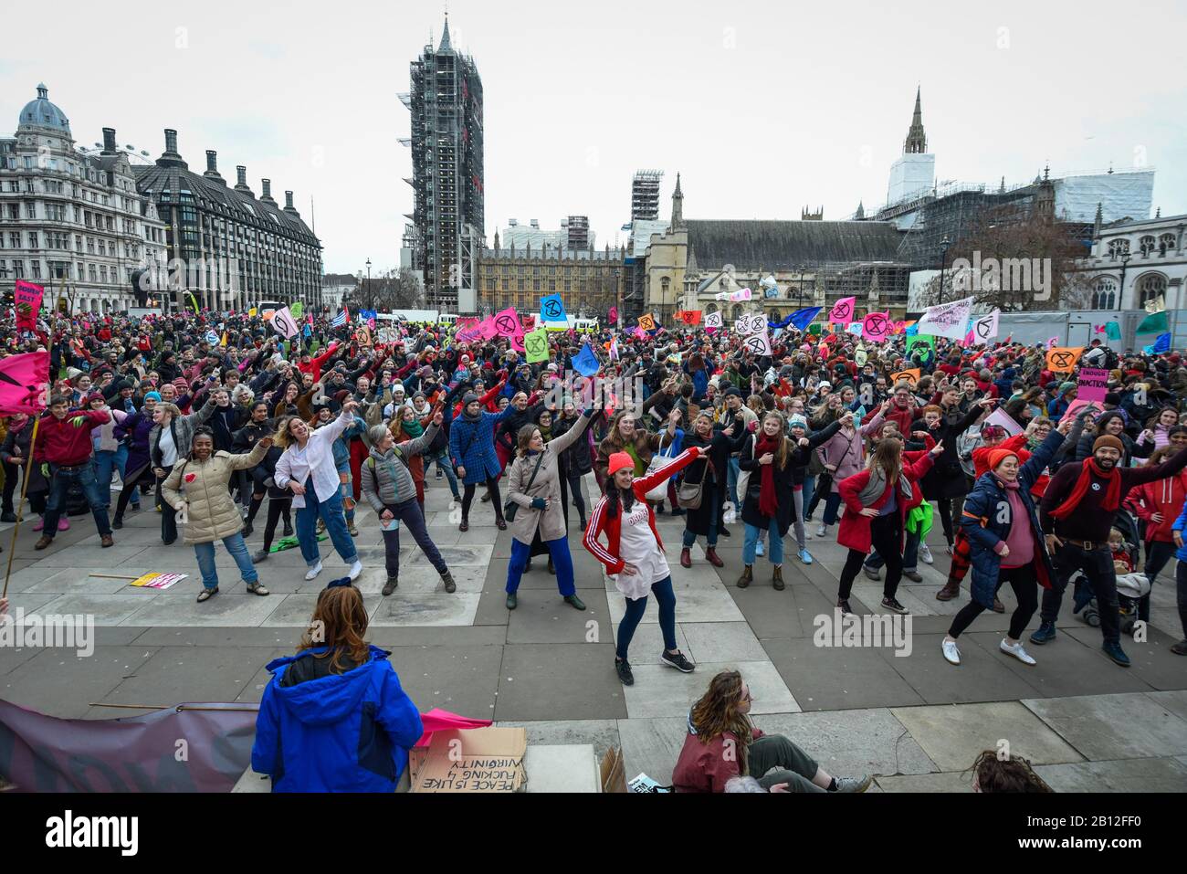 Londres, Royaume-Uni. 22 Février 2020. Les militants de l'extinction prennent part à un acte de "dience", dansant jusqu'à samedi soir Fever pendant "Assez, Ensemble nous marchons" sur la place du Parlement pour appeler les gouvernements à agir sur les effets négatifs du changement climatique. Crédit: Stephen Chung / Alay Live News Banque D'Images