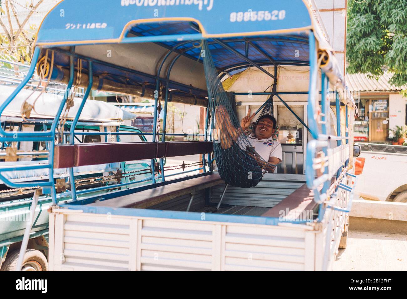 Un homme étendu détendu dans un hamac dans une voiture, au Laos Photo Stock  - Alamy