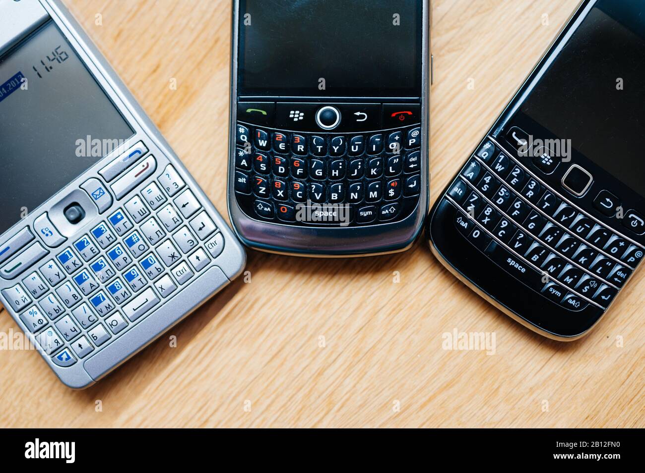 Londres, Royaume-Uni - 21 avril 2013 : vue aérienne de trois téléphones intelligents modernes fabriqués par Nokia et Blackberry avec clavier azerty complet Banque D'Images