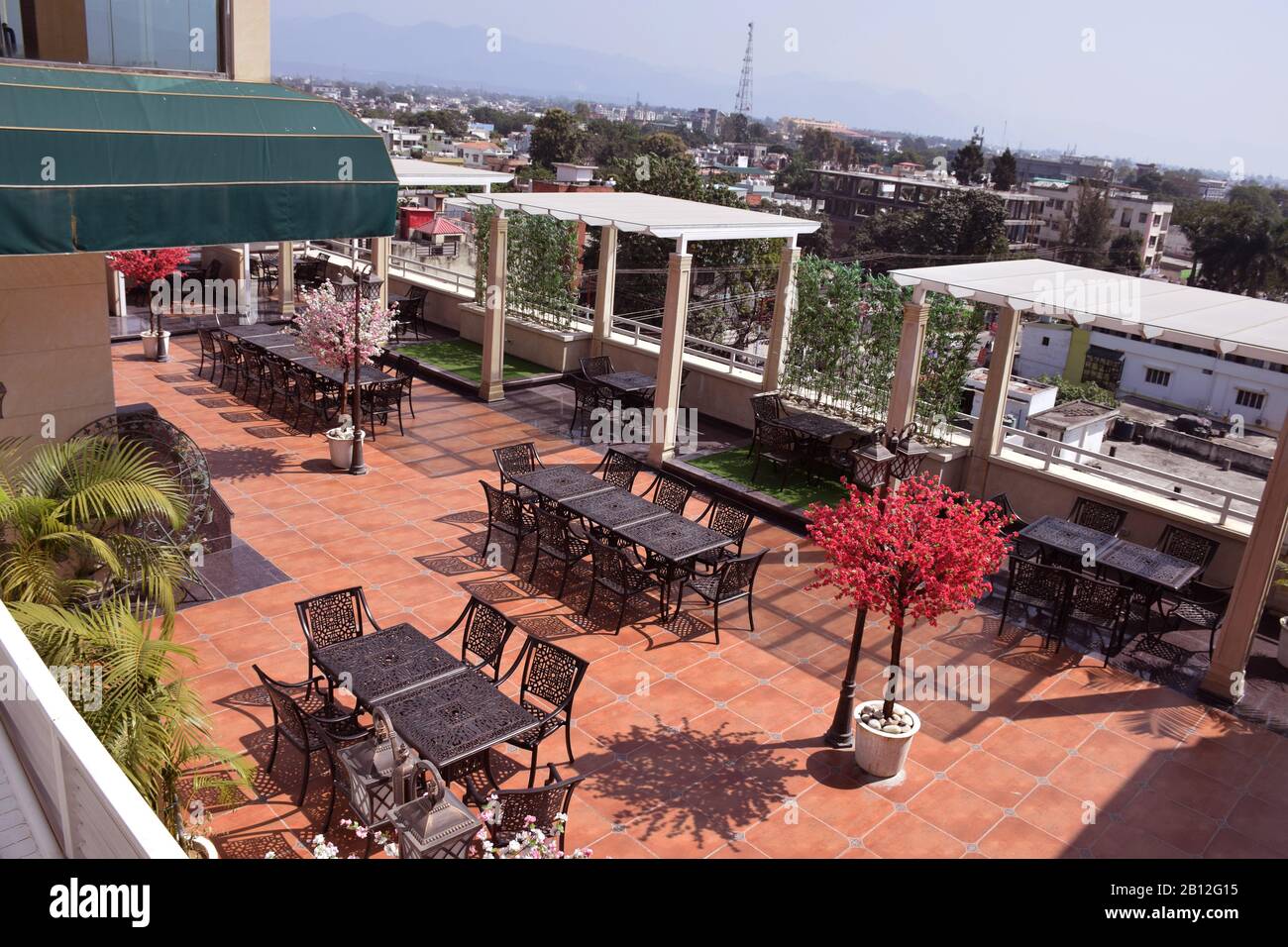 Un restaurant de luxe sur le toit d'un hôtel ou d'un restaurant d'hôtel Banque D'Images