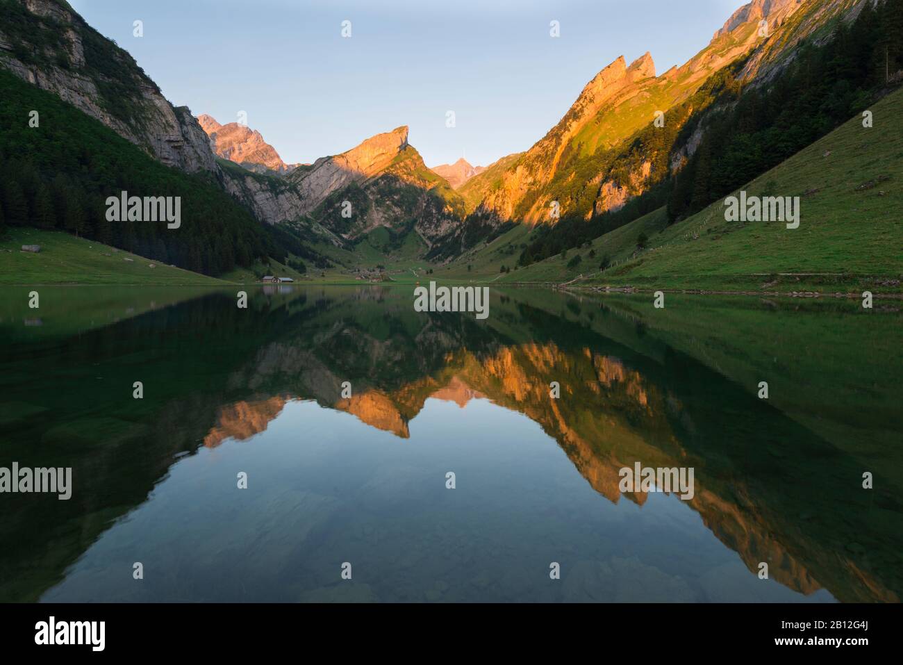 Alpenglow au Säntis avec Seealpsee Appenzeller, Alpes, Suisse Banque D'Images