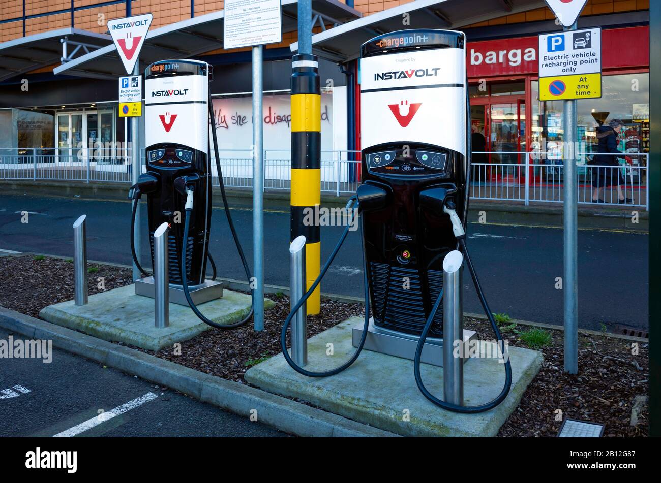 Instavolt point de recharge rapide pour deux véhicules électriques dans un parking commercial à Middlesbrough Banque D'Images