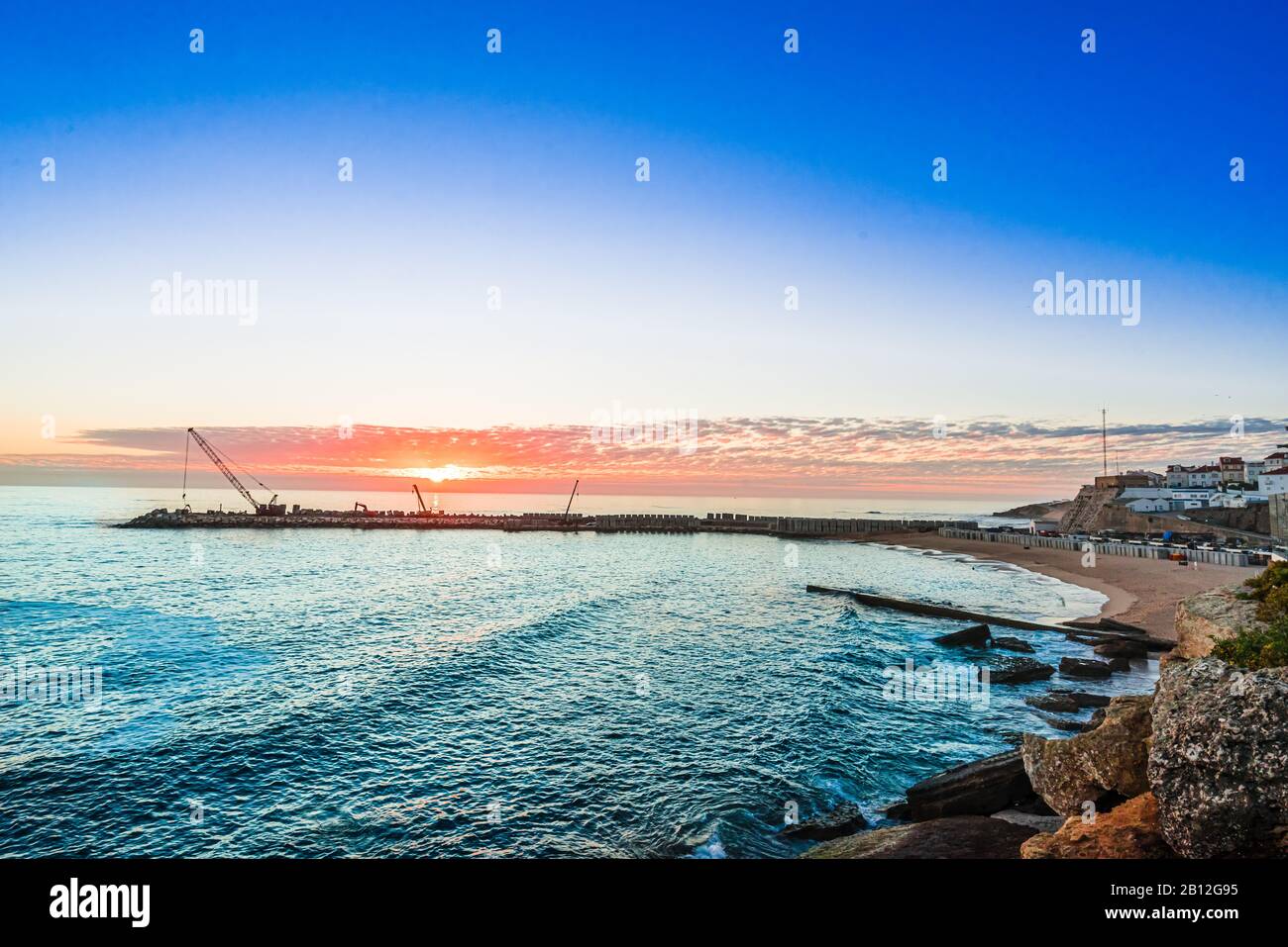 Vue sur le coucher du soleil sur la baie d'Ericeira, Portugal Banque D'Images