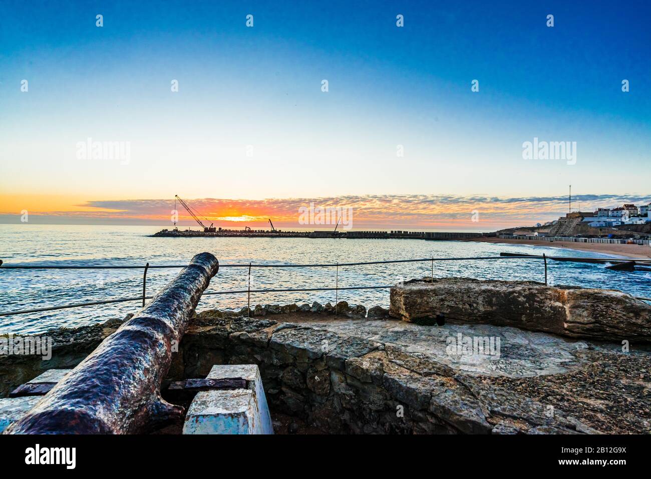 Vue sur le coucher du soleil sur le canone à la baie d'Ericeira, Portugal Banque D'Images