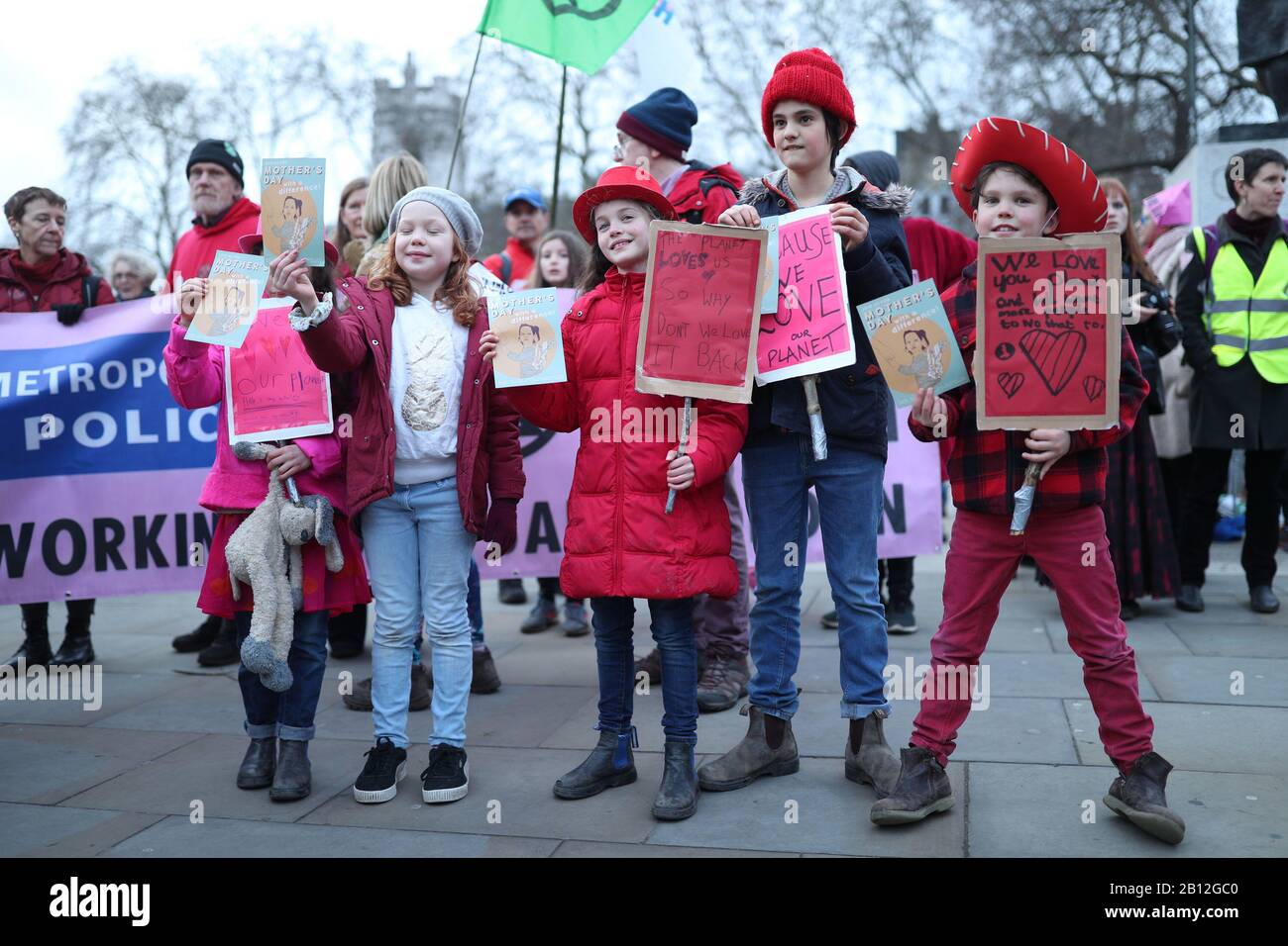 De jeunes manifestants lors d'une rébellion de l'extinction (XR) en mars atteignent la place du Parlement à Londres. Banque D'Images