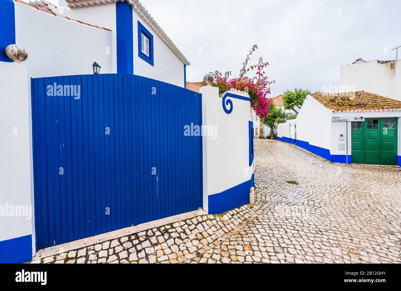 Vue dans les rues d'Ericeira, maisons blanches traditionnelles à rayures bleues, Portugal Banque D'Images
