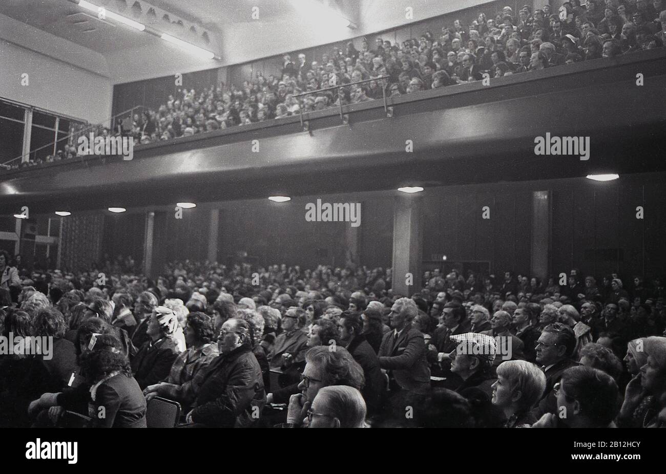 Années 1960, historique, un public de personnes assis dans un auditorium à deux niveaux écoutant un discours lors d'une réunion politique, au sud de Londres, Angleterre, Royaume-Uni. Banque D'Images