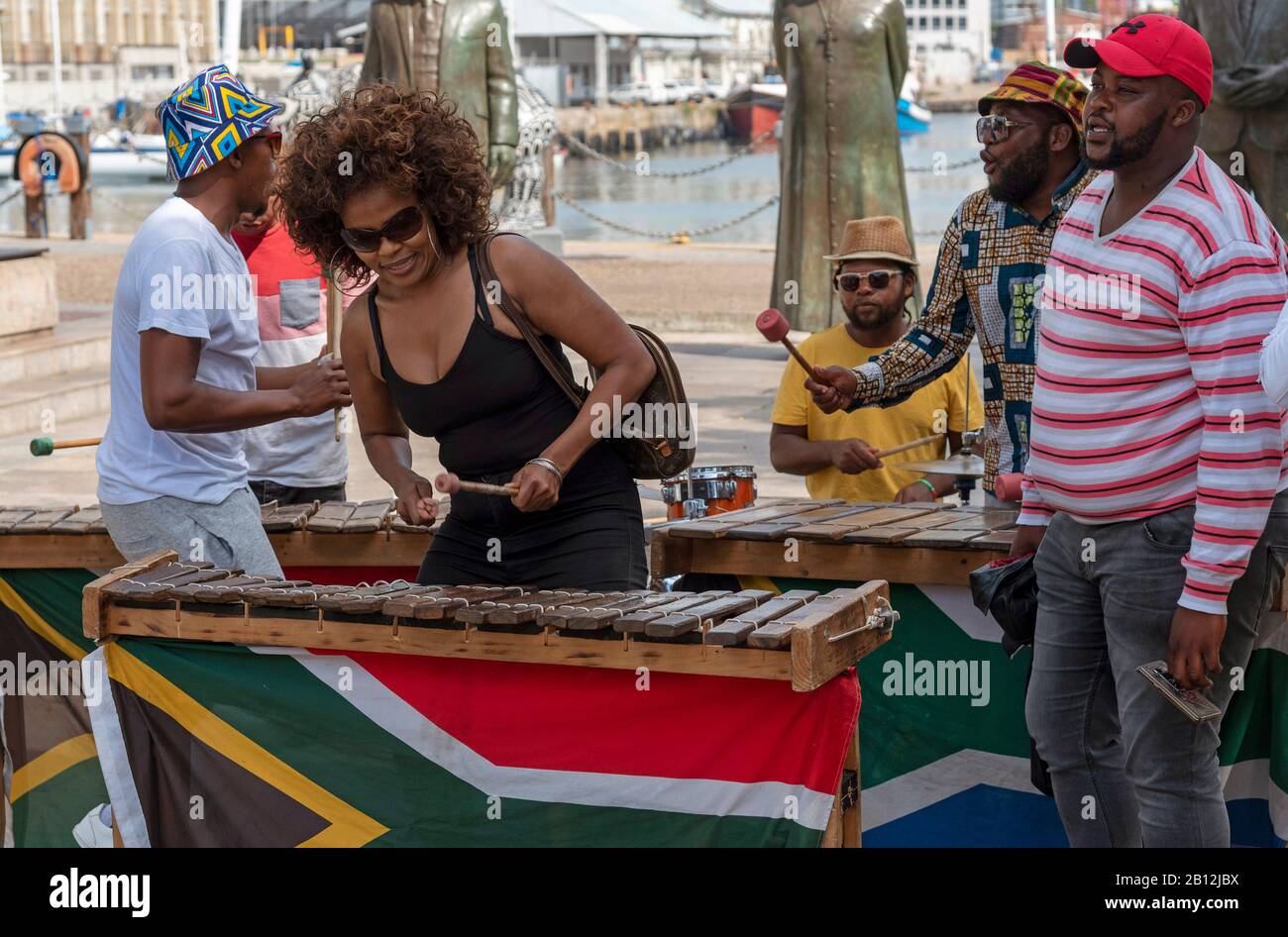 Le Cap, Afrique Du Sud. Décembre 2019. Musicien de rue en révélant le top noir joue du xylophone sur le secteur riverain du centre du Cap. Banque D'Images