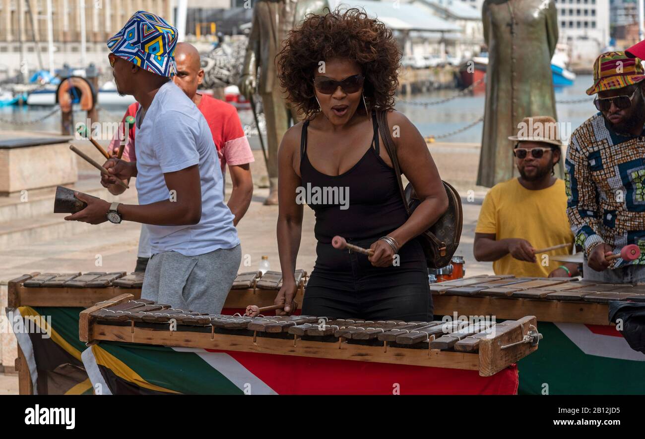 Le Cap, Afrique Du Sud. Décembre 2019. Musicien de rue en révélant le top noir joue du xylophone sur le secteur riverain du centre du Cap. Banque D'Images