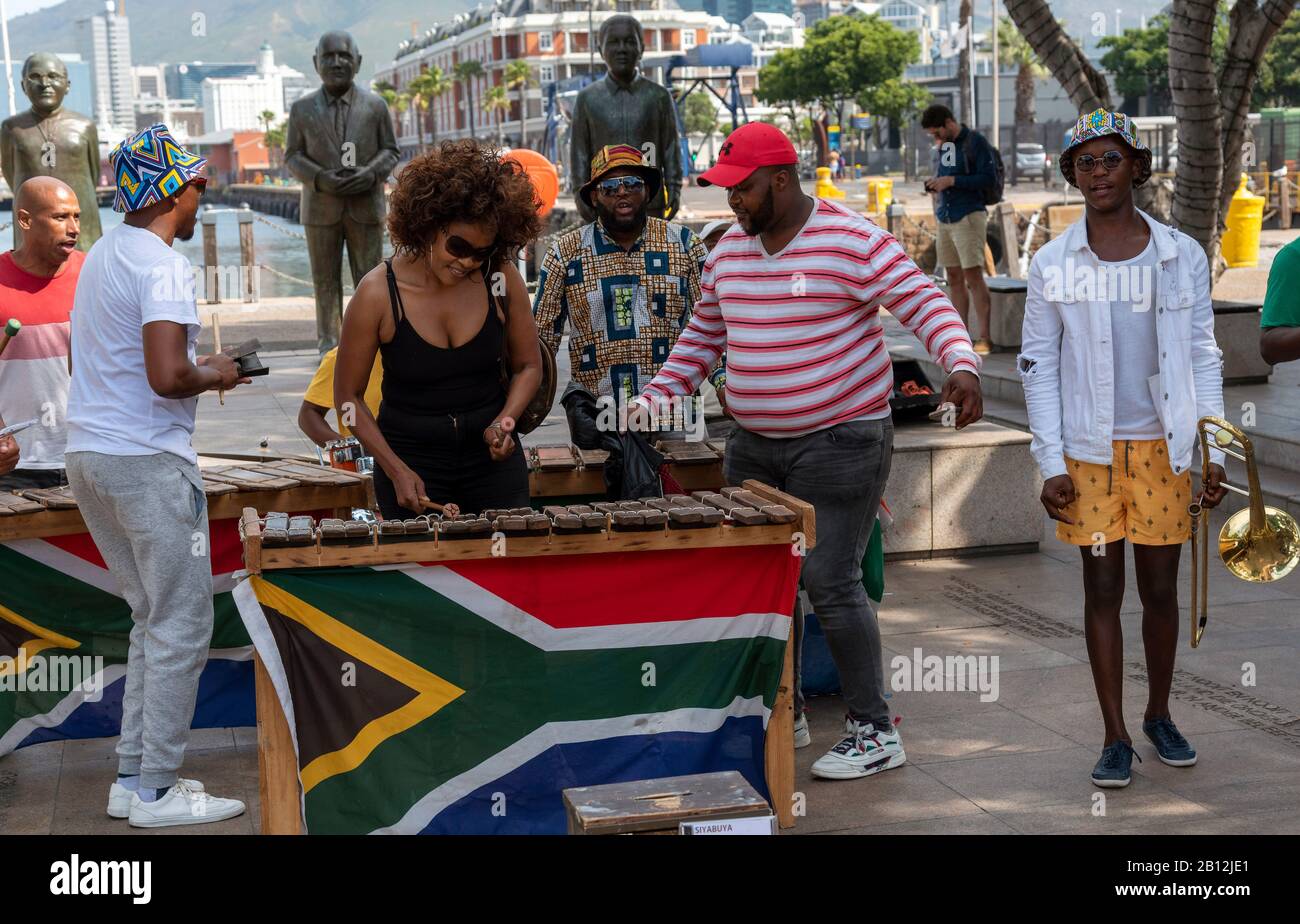 Le Cap, Afrique Du Sud. Décembre 2019. Musicien de rue en révélant le top noir joue du xylophone sur le secteur riverain du centre du Cap. Banque D'Images