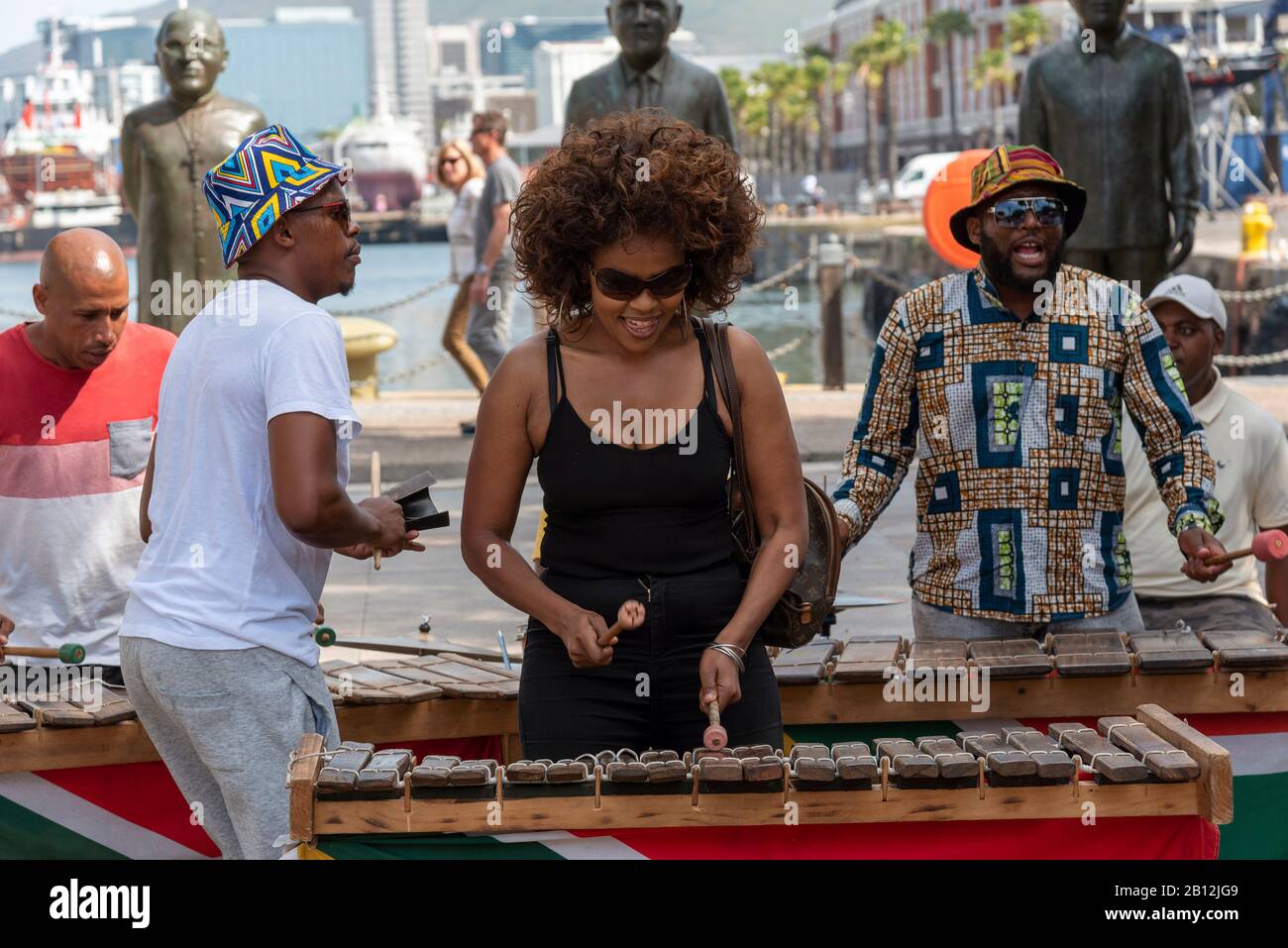 Le Cap, Afrique Du Sud. Décembre 2019. Musicien de rue en révélant le top noir joue du xylophone sur le secteur riverain du centre du Cap. Banque D'Images
