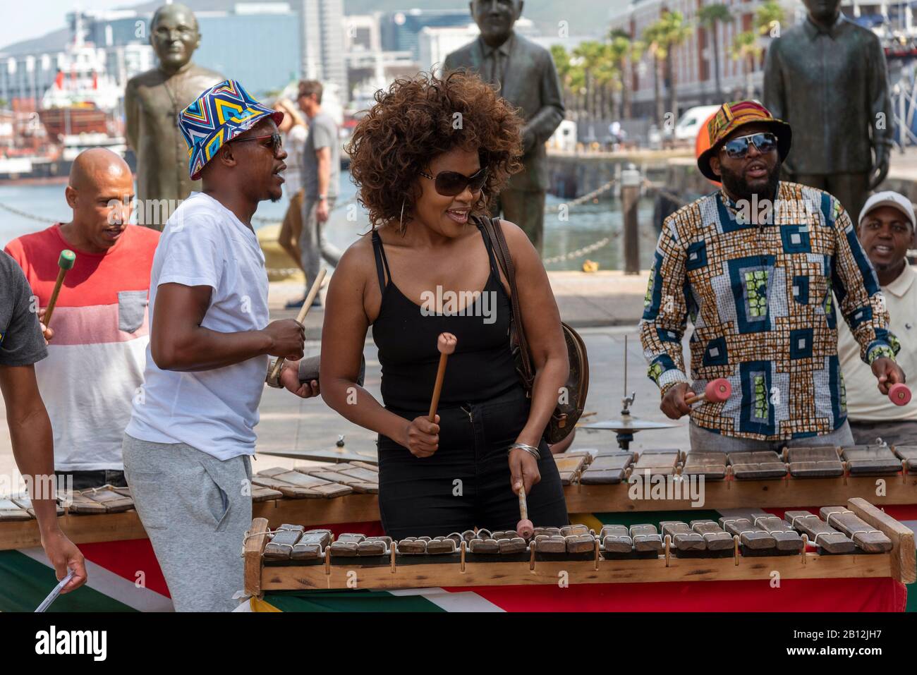 Le Cap, Afrique Du Sud. Décembre 2019. Musicien de rue en révélant le top noir joue du xylophone sur le secteur riverain du centre du Cap. Banque D'Images