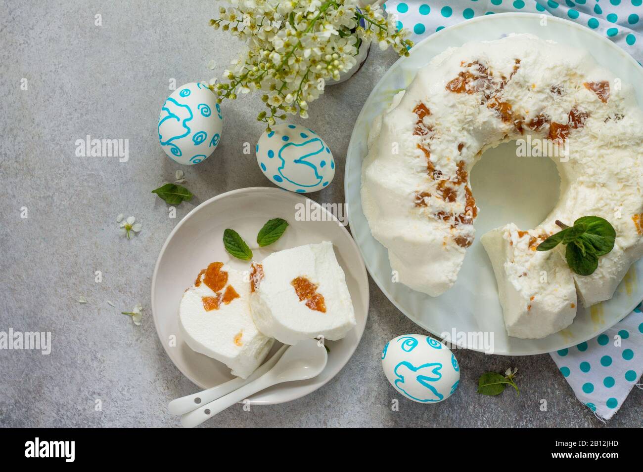 Dessert pannacotta. Cottage fromage à la soupe Panna cotta avec abricots et décor de noix de coco sur une pierre ou ardoise sur un comptoir léger. Vue sur le dessus plat cout ba Banque D'Images