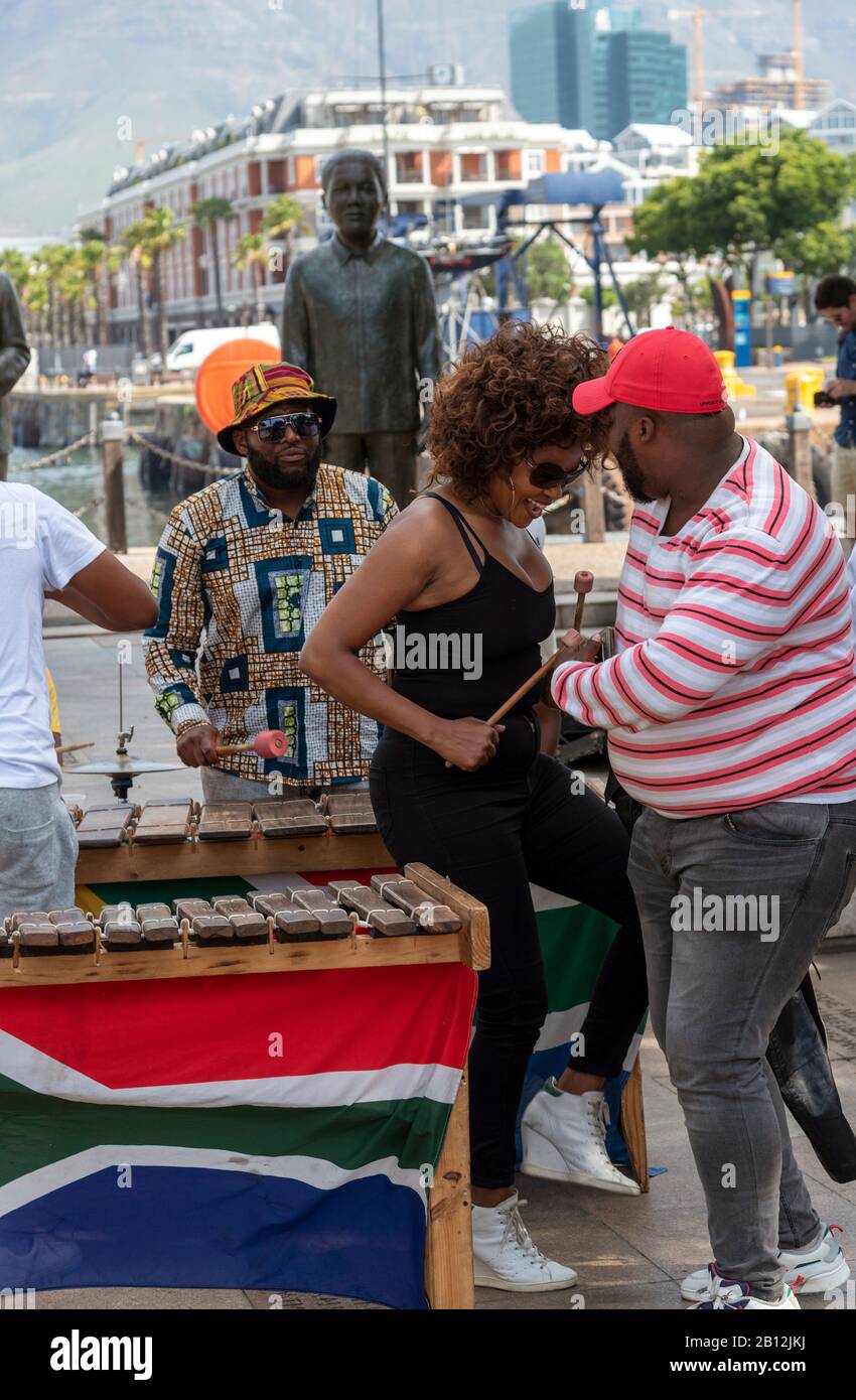 Le Cap, Afrique Du Sud. Décembre 2019. Musicien de rue en révélant le top noir joue du xylophone sur le secteur riverain du centre du Cap. Banque D'Images