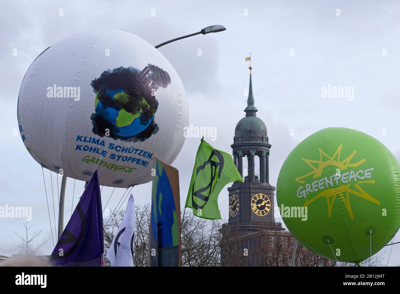 Des ballons Greenpeace le vendredi Pour une Future manifestation à Hambourg, en Allemagne, le 21 février 2020 Banque D'Images
