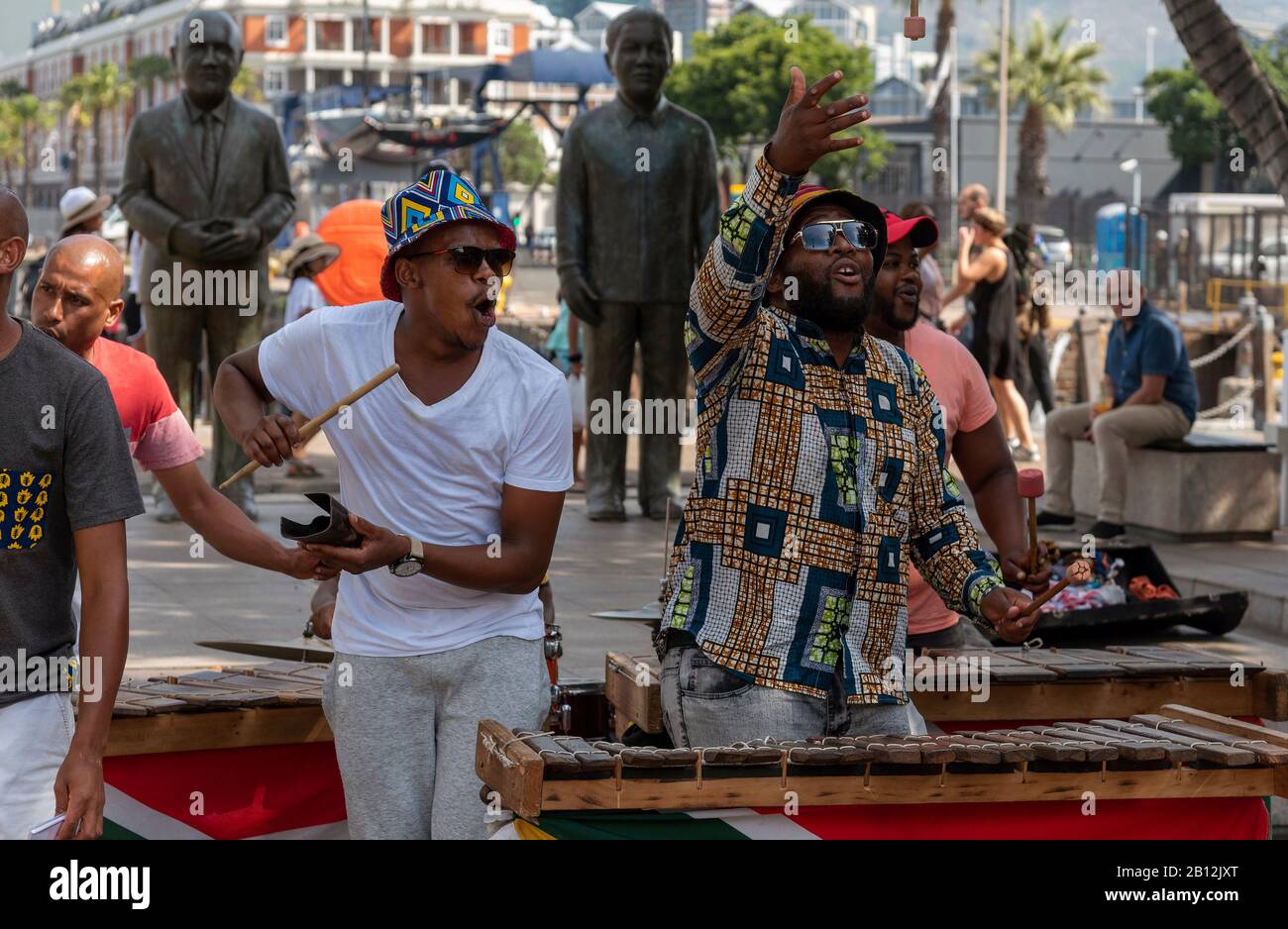 Le Cap, Afrique Du Sud. Décembre 2019. Le musicien de rue dans des vêtements colorés joue du xylophone sur le secteur riverain du centre du Cap. Banque D'Images