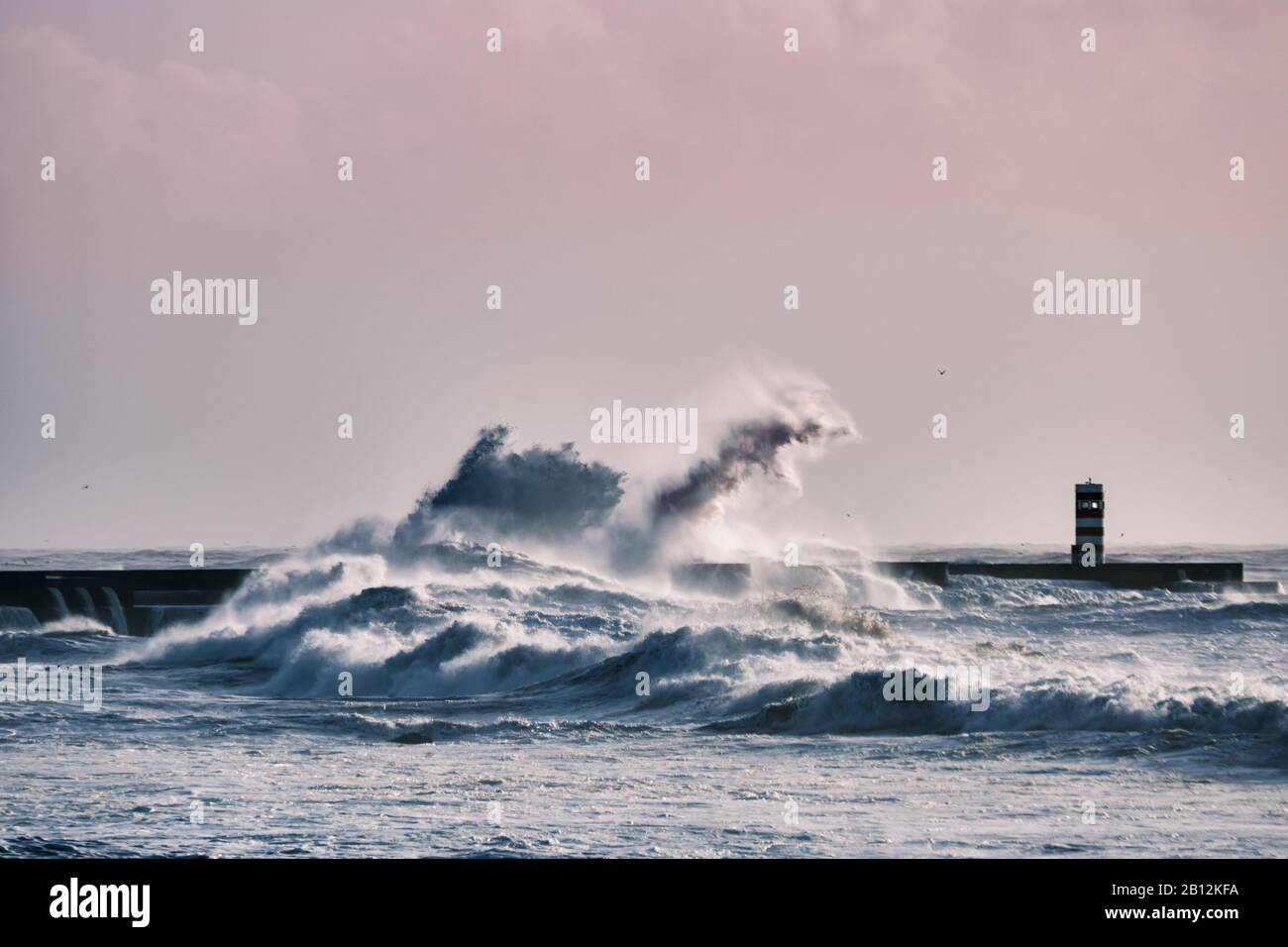 Formation de vagues après avoir frappé l'eau de rupture Banque D'Images