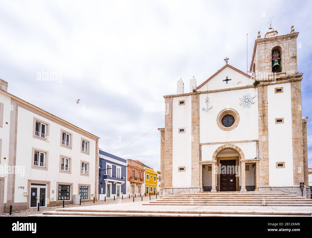 Vue sur l'église Saint-Pierre dans la vieille ville de Peniche, Portugal Banque D'Images