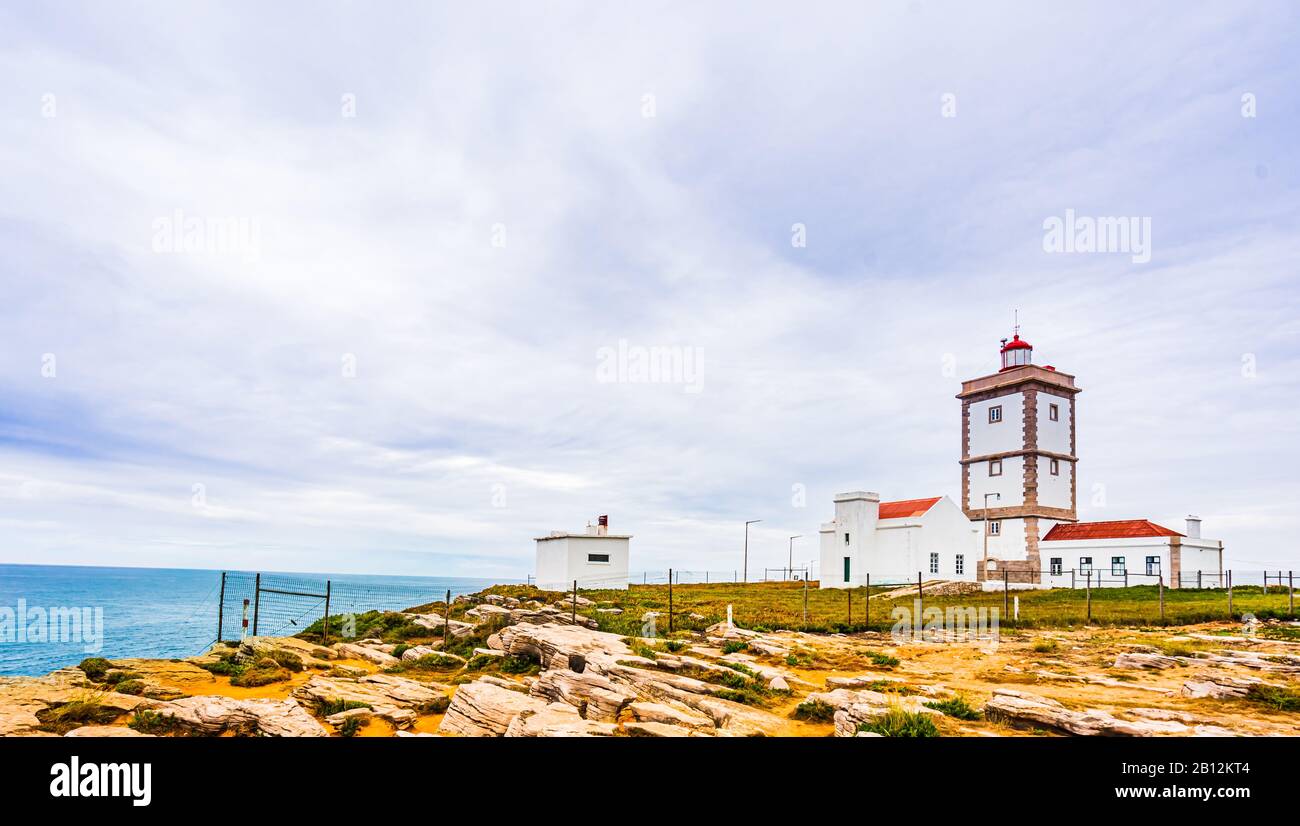 Vue sur le phare de Cabo Carvoeiro et l'océan Atlantique à côté de Peniche, Portugal Banque D'Images