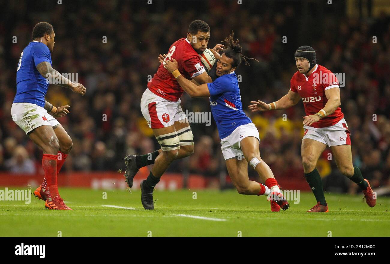 Millennium Stadium, Cardiff, Glamourgan, Royaume-Uni. 22 février 2020. International Rugby, Six Nations Rugby, Pays De Galles Contre France ; Taulupe Faletau Du Pays De Galles Est Abordé Par Teddy Thomas Of France Credit: Action Plus Sports/Alay Live News Banque D'Images