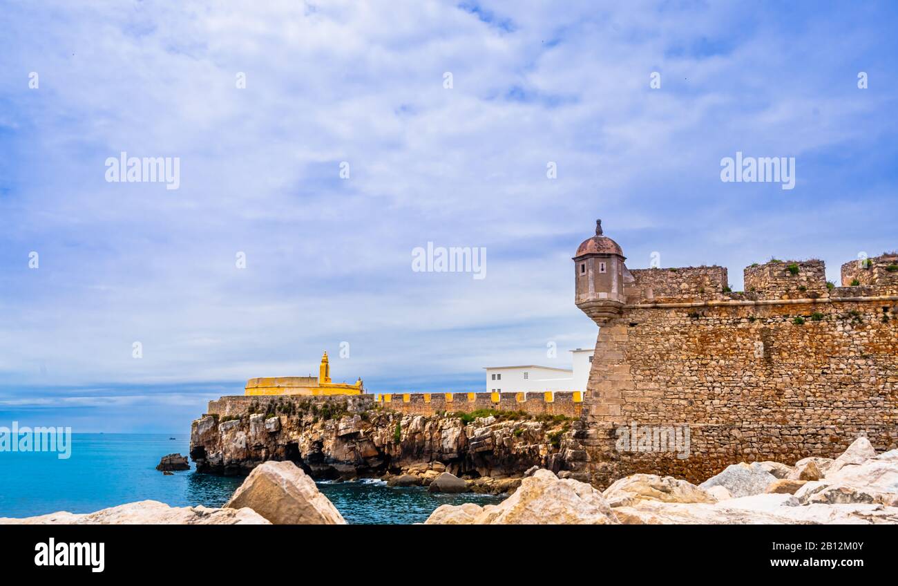 Vue sur l'ancienne forteresse sur la côte de Berlenga Grande à Peniche, Portugal Banque D'Images