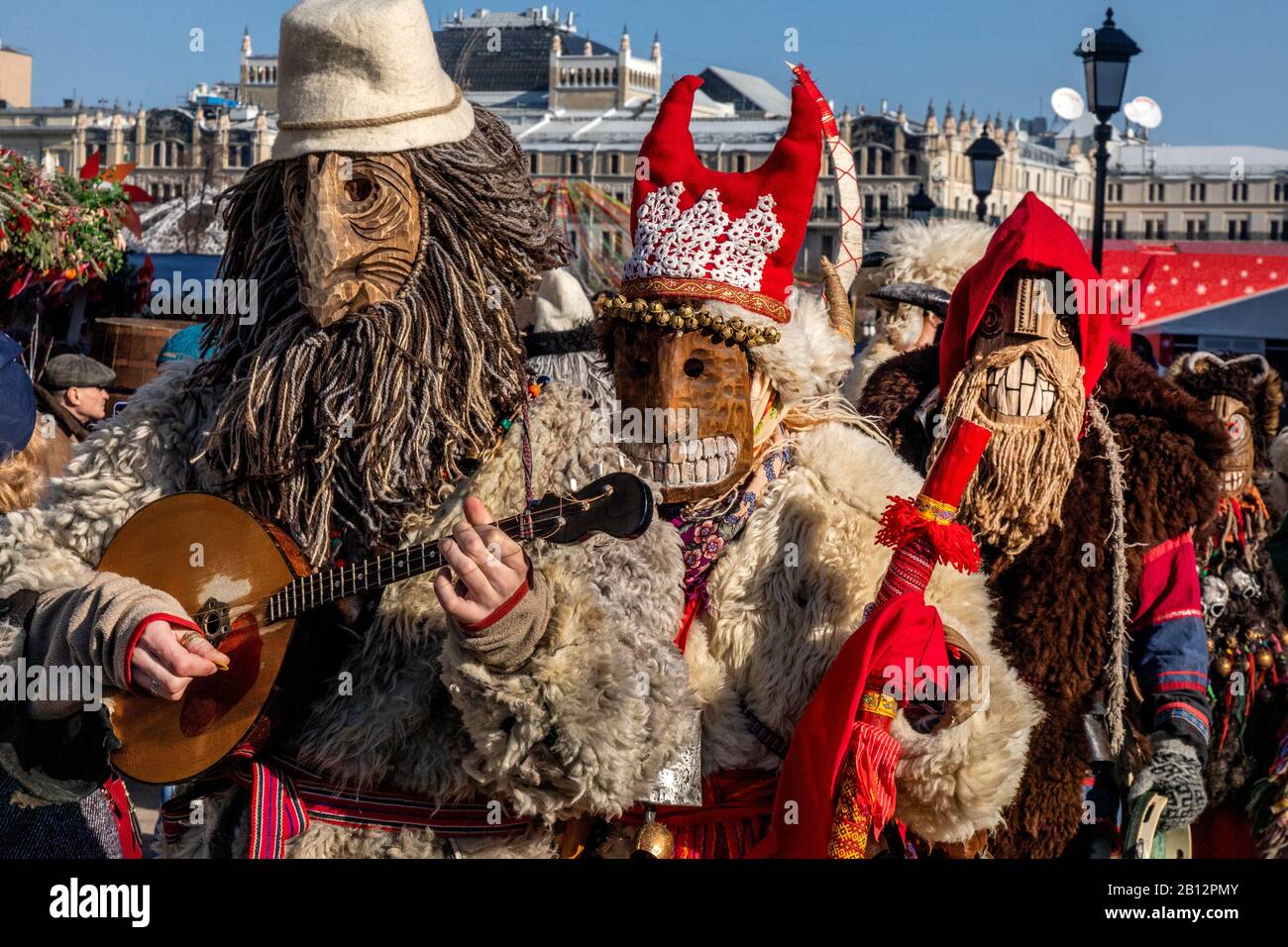 Moscou, Russie. 22 février 2020 Mummers lors de la célébration de Maslenitsa sur la place Manezhnaya dans le centre de Moscou dans le cadre du festival de Moscou Maslenitsa, Russie Banque D'Images