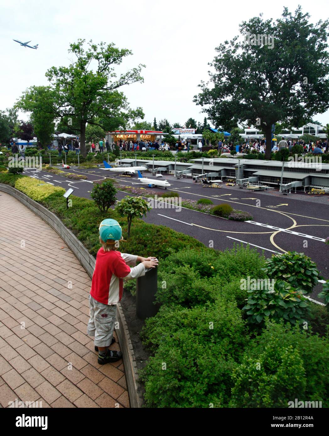 Enfants et adultes dans le parc d'attractions Legoland à Billund, Danemark. L'image: Un petit gars regarde un mini aéroport. Photo Jeppe Gustafsson Banque D'Images