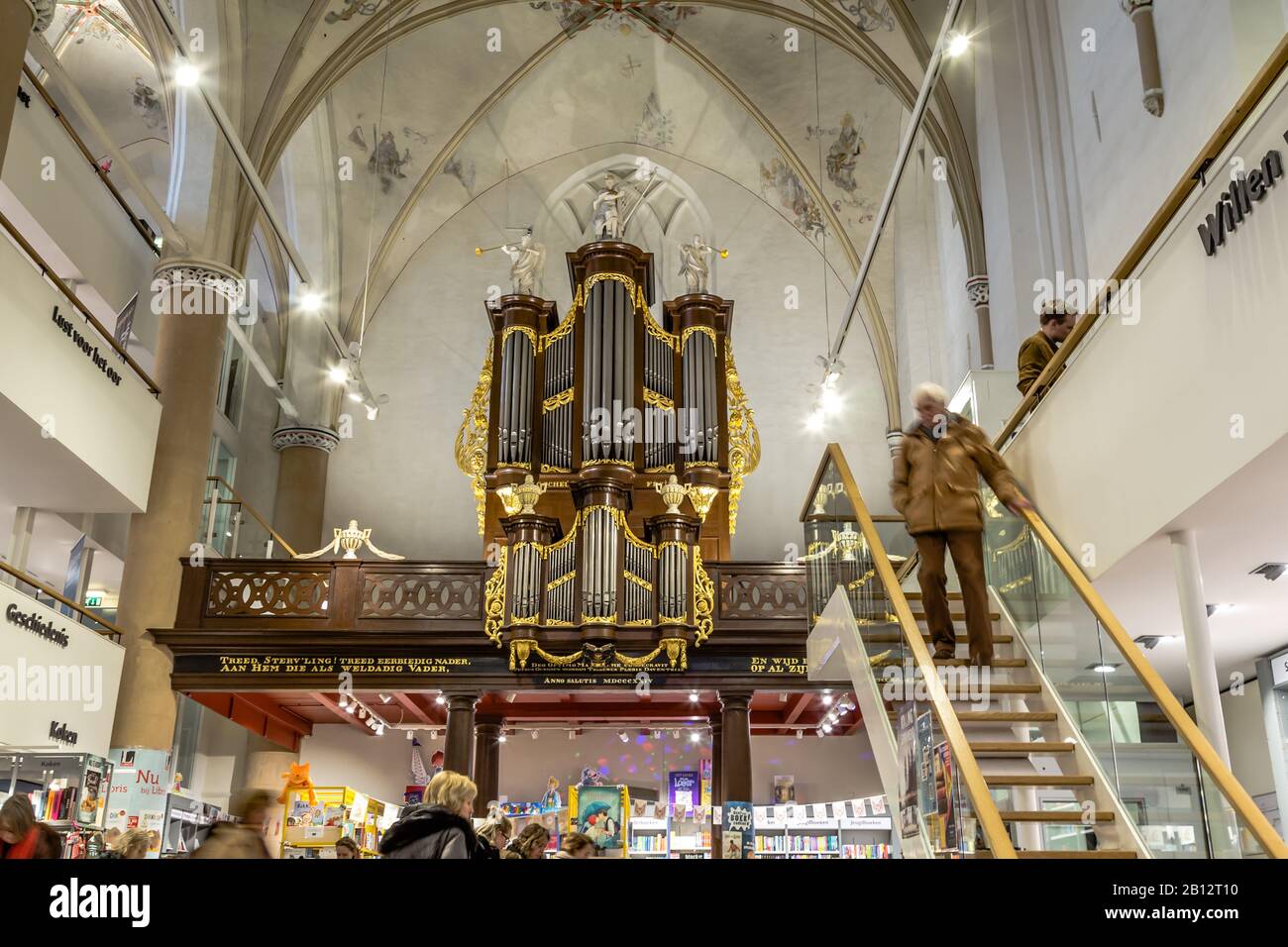 Zwolle, Pays-Bas, 21 février 2020: Célèbre librairie Waanders dans l'ancienne église du 15ème siècle dans le vieux centre-ville de Zwolle aux Pays-Bas. Banque D'Images