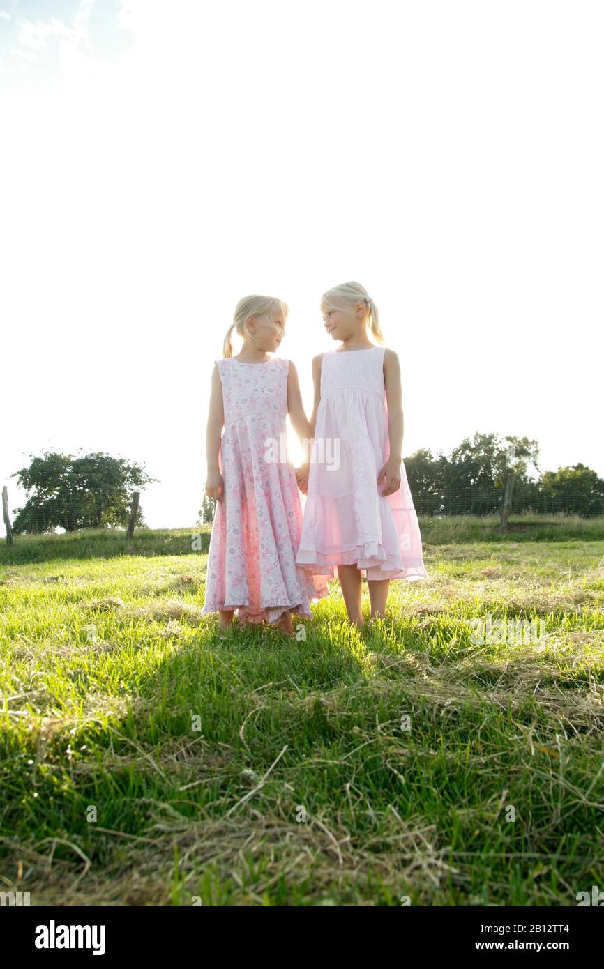 Portrait de deux filles amis tenant les mains en été,Eyendorf,Basse-Saxe,Allemagne,Europe Banque D'Images