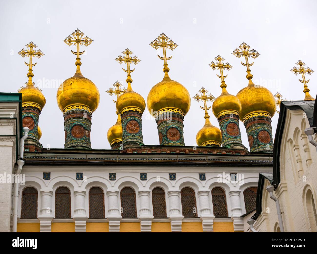 Coupoles d'oignons d'or, Verkhosspasskiy Sobor ou Église de la Nativité, Kremlin, Moscou, Russie Banque D'Images