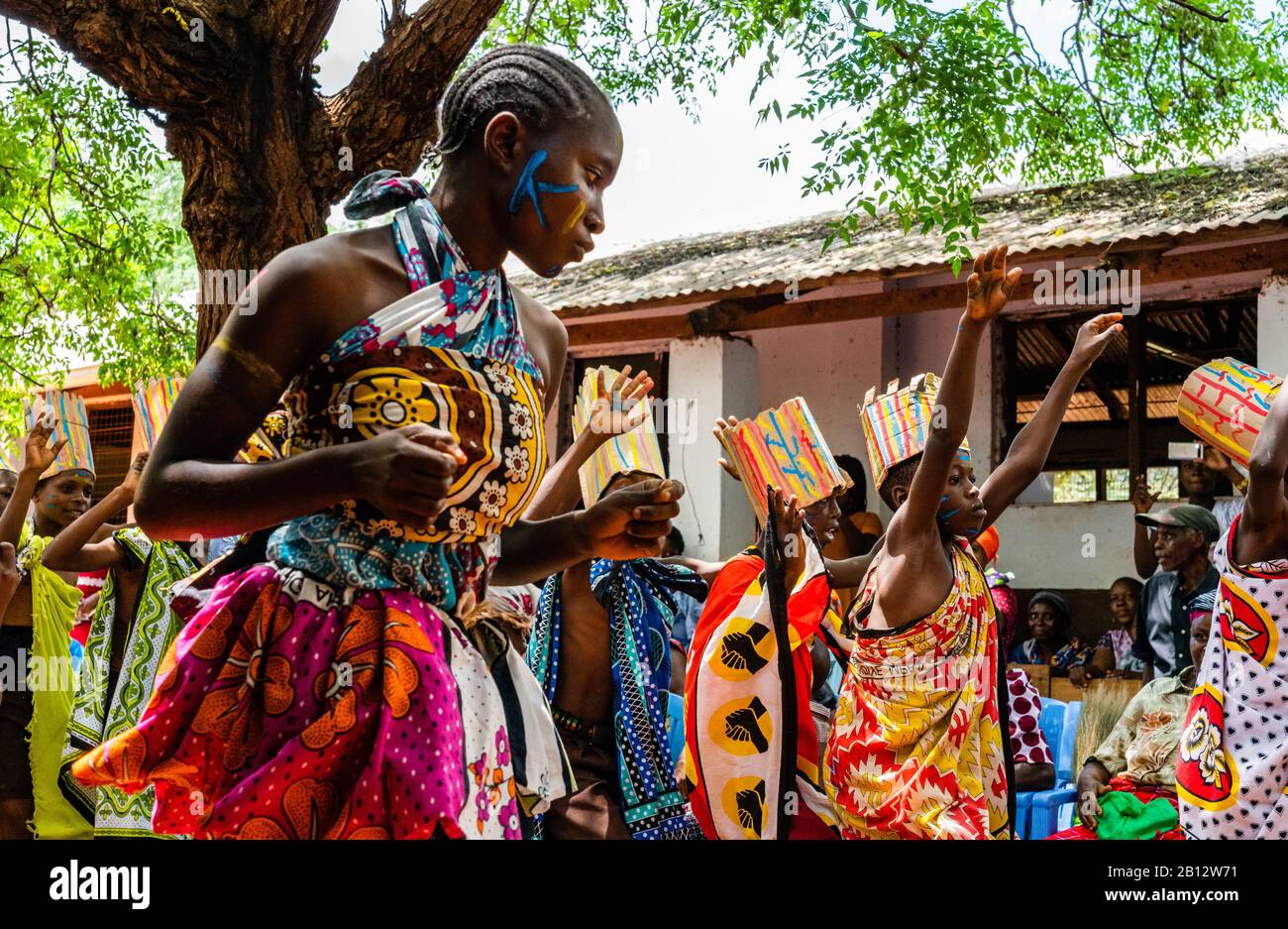 Danse traditionnelle des enfants lors d'une cérémonie dans une école primaire kenyane du district de Sagalla près De Voi Banque D'Images