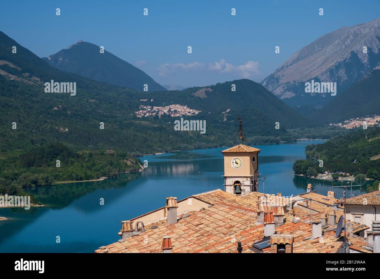 Lac Barrea, paysage, petite ville dans le parc national des Abruzzes, Italie Banque D'Images