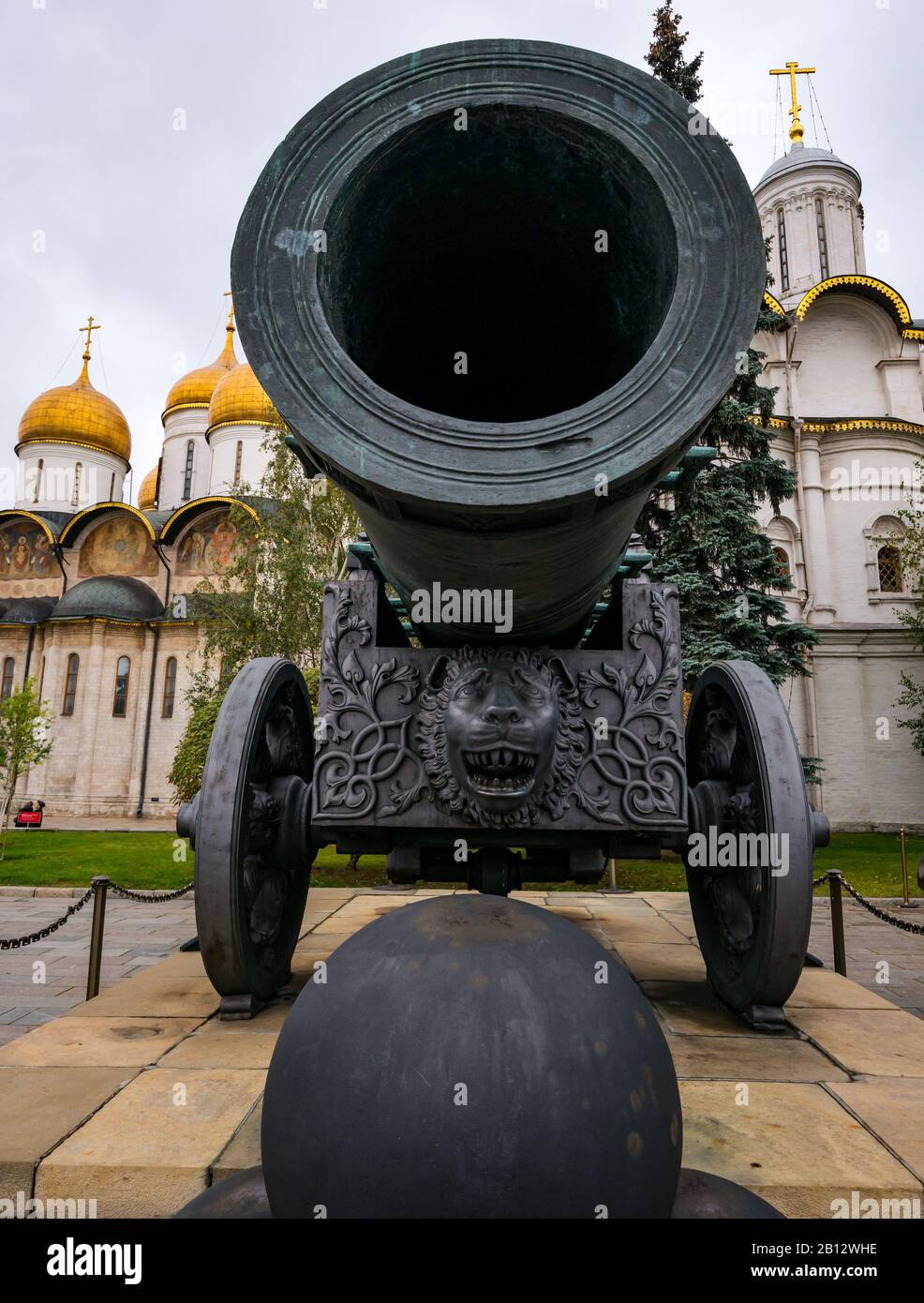 Énorme tsar Cannon décoratif avec visage de lion, Kremlin, Moscou, Fédération de Russie Banque D'Images