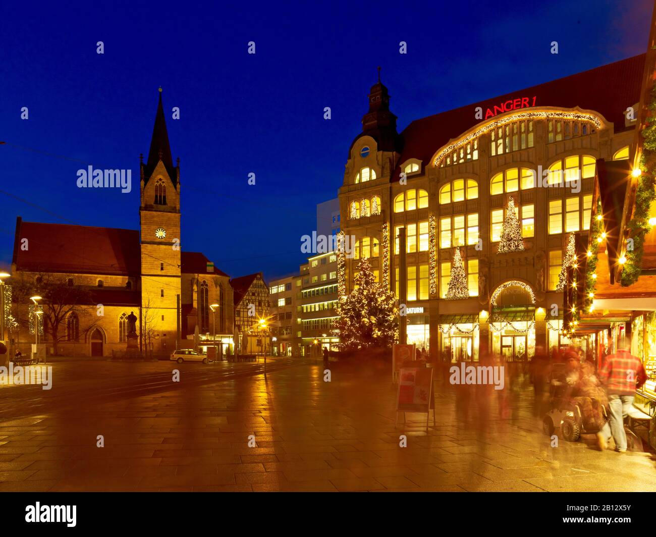 Marché de Noël à La place De La Colère avec La Colère 1 Shopping Mall et l'église des commerçants à Erfurt, Thuringe, Allemagne Banque D'Images