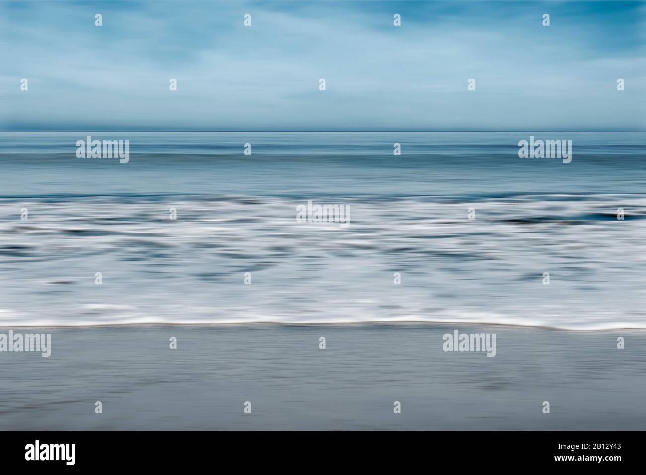 Bord de mer avec vagues douces et motifs de vagues et de courants de mer améliorés par le mouvement intentionnel de caméra à Penbryn Beach Cardigan Bay dans le sud de wes Banque D'Images